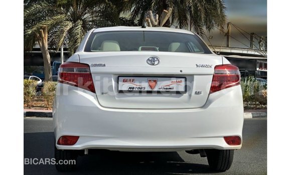 Acheter Import Voiture Toyota Yaris Blanc à Import - Dubai, Ouganda Acheter Import Voiture Toyota Yaris Blanc à Import - Dubai, Ouganda