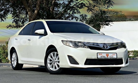 Acheter Import Voiture Toyota Camry Blanc à Import - Dubai, Ouganda