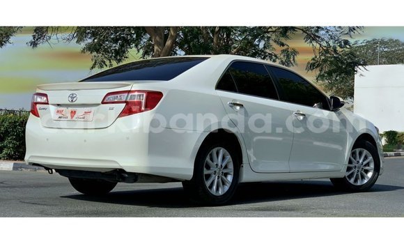 Acheter Import Voiture Toyota Camry Blanc à Import - Dubai, Ouganda Acheter Import Voiture Toyota Camry Blanc à Import - Dubai, Ouganda