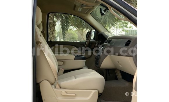 Acheter Import Voiture Chevrolet Tahoe Blanc à Import - Dubai, Ouganda Acheter Import Voiture Chevrolet Tahoe Blanc à Import - Dubai, Ouganda