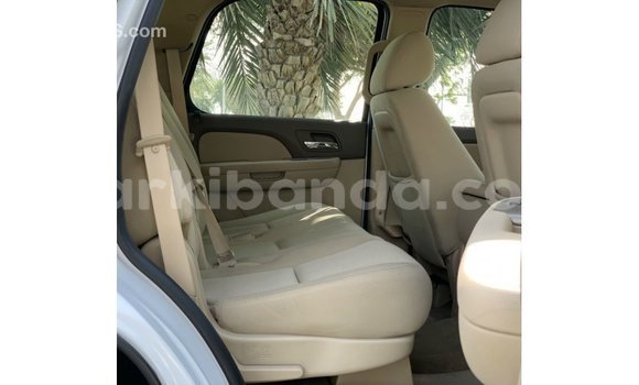 Acheter Import Voiture Chevrolet Tahoe Blanc à Import - Dubai, Ouganda Acheter Import Voiture Chevrolet Tahoe Blanc à Import - Dubai, Ouganda