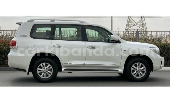 Acheter Import Voiture Toyota Land Cruiser Blanc à Import - Dubai, Ouganda Acheter Import Voiture Toyota Land Cruiser Blanc à Import - Dubai, Ouganda