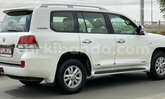 Acheter Import Voiture Toyota Land Cruiser Blanc à Import - Dubai, Ouganda Acheter Import Voiture Toyota Land Cruiser Blanc à Import - Dubai, Ouganda