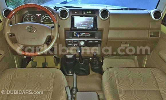 Acheter Import Voiture Toyota Land Cruiser Beige à Import - Dubai, Ouganda Acheter Import Voiture Toyota Land Cruiser Beige à Import - Dubai, Ouganda
