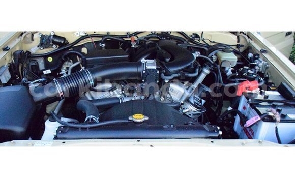 Acheter Import Voiture Toyota Land Cruiser Beige à Import - Dubai, Ouganda Acheter Import Voiture Toyota Land Cruiser Beige à Import - Dubai, Ouganda