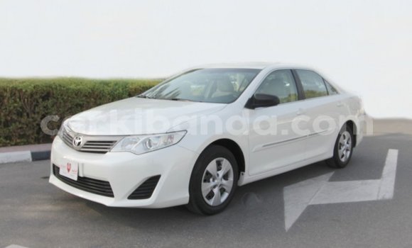 Acheter Import Voiture Toyota Camry Blanc à Import - Dubai, Ouganda Acheter Import Voiture Toyota Camry Blanc à Import - Dubai, Ouganda