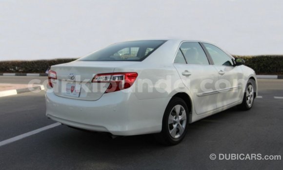 Acheter Import Voiture Toyota Camry Blanc à Import - Dubai, Ouganda Acheter Import Voiture Toyota Camry Blanc à Import - Dubai, Ouganda