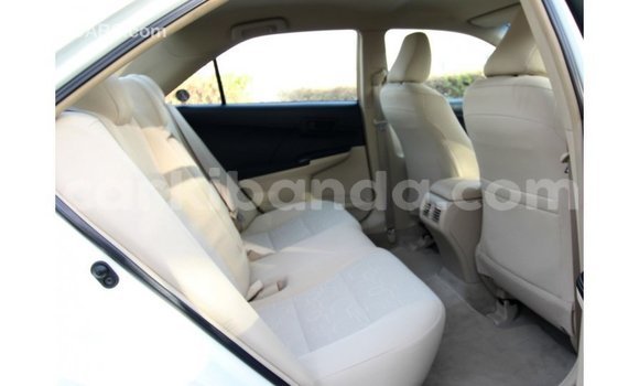 Acheter Import Voiture Toyota Camry Blanc à Import - Dubai, Ouganda Acheter Import Voiture Toyota Camry Blanc à Import - Dubai, Ouganda