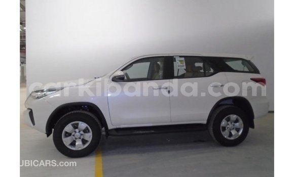Acheter Import Voiture Toyota Fortuner Blanc à Import - Dubai, Ouganda Acheter Import Voiture Toyota Fortuner Blanc à Import - Dubai, Ouganda