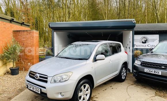 Nunua Ilio tumika Toyota RAV4 Fedha Gari ndani ya Kampala nchini Uganda