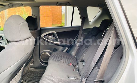 Gura Yakoze Toyota RAV4 Silver Imodoka i Kampala mu Uganda Gura Yakoze Toyota RAV4 Silver Imodoka i Kampala mu Uganda