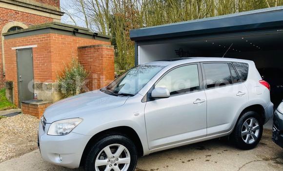Gura Yakoze Toyota RAV4 Silver Imodoka i Kampala mu Uganda Gura Yakoze Toyota RAV4 Silver Imodoka i Kampala mu Uganda