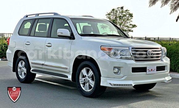 Gura Imported Toyota Land Cruiser White Imodoka i Import - Dubai mu Uganda