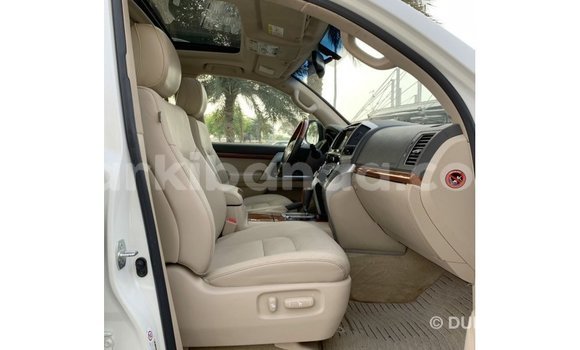 Acheter Import Voiture Toyota Land Cruiser Blanc à Import - Dubai, Ouganda Acheter Import Voiture Toyota Land Cruiser Blanc à Import - Dubai, Ouganda
