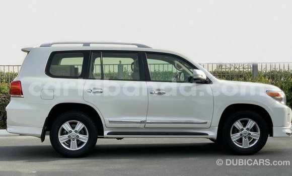 Acheter Import Voiture Toyota Land Cruiser Blanc à Import - Dubai, Ouganda Acheter Import Voiture Toyota Land Cruiser Blanc à Import - Dubai, Ouganda