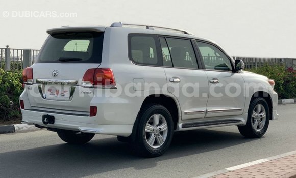 Acheter Import Voiture Toyota Land Cruiser Blanc à Import - Dubai, Ouganda Acheter Import Voiture Toyota Land Cruiser Blanc à Import - Dubai, Ouganda