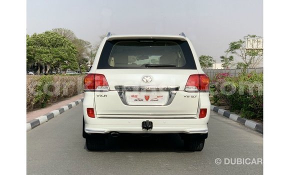 Acheter Import Voiture Toyota Land Cruiser Blanc à Import - Dubai, Ouganda Acheter Import Voiture Toyota Land Cruiser Blanc à Import - Dubai, Ouganda