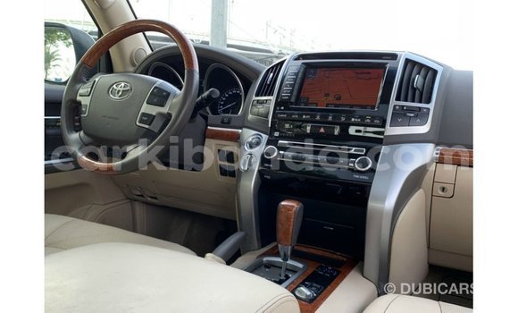 Acheter Import Voiture Toyota Land Cruiser Blanc à Import - Dubai, Ouganda Acheter Import Voiture Toyota Land Cruiser Blanc à Import - Dubai, Ouganda