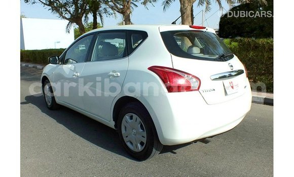 Acheter Import Voiture Nissan Tiida Blanc à Import - Dubai, Ouganda Acheter Import Voiture Nissan Tiida Blanc à Import - Dubai, Ouganda