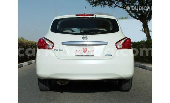 Acheter Import Voiture Nissan Tiida Blanc à Import - Dubai, Ouganda Acheter Import Voiture Nissan Tiida Blanc à Import - Dubai, Ouganda