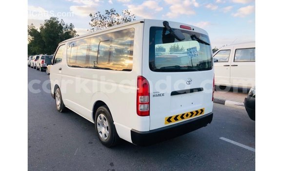 Acheter Import Voiture Toyota Hiace Blanc à Import - Dubai, Ouganda Acheter Import Voiture Toyota Hiace Blanc à Import - Dubai, Ouganda