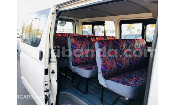 Acheter Import Voiture Toyota Hiace Blanc à Import - Dubai, Ouganda Acheter Import Voiture Toyota Hiace Blanc à Import - Dubai, Ouganda