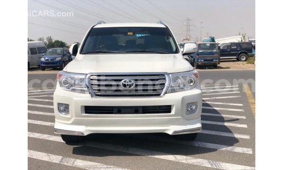 Acheter Import Voiture Toyota Land Cruiser Blanc à Import - Dubai, Ouganda Acheter Import Voiture Toyota Land Cruiser Blanc à Import - Dubai, Ouganda