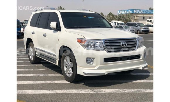 Acheter Import Voiture Toyota Land Cruiser Blanc à Import - Dubai, Ouganda Acheter Import Voiture Toyota Land Cruiser Blanc à Import - Dubai, Ouganda