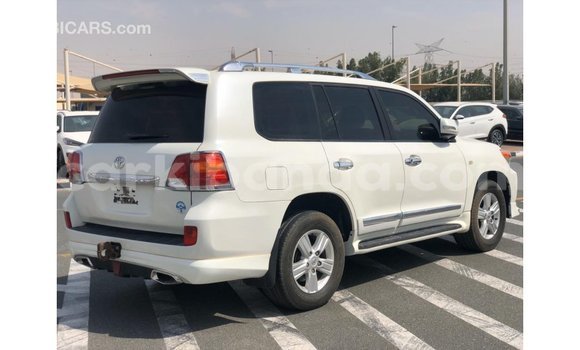Acheter Import Voiture Toyota Land Cruiser Blanc à Import - Dubai, Ouganda Acheter Import Voiture Toyota Land Cruiser Blanc à Import - Dubai, Ouganda