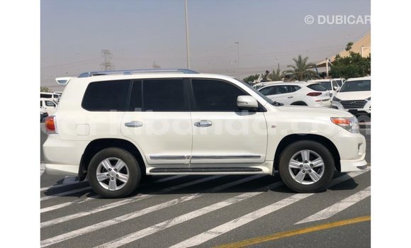 Acheter Import Voiture Toyota Land Cruiser Blanc à Import - Dubai, Ouganda Acheter Import Voiture Toyota Land Cruiser Blanc à Import - Dubai, Ouganda