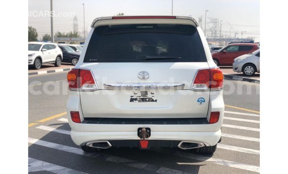 Acheter Import Voiture Toyota Land Cruiser Blanc à Import - Dubai, Ouganda Acheter Import Voiture Toyota Land Cruiser Blanc à Import - Dubai, Ouganda