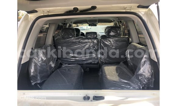 Acheter Import Voiture Toyota Land Cruiser Blanc à Import - Dubai, Ouganda Acheter Import Voiture Toyota Land Cruiser Blanc à Import - Dubai, Ouganda