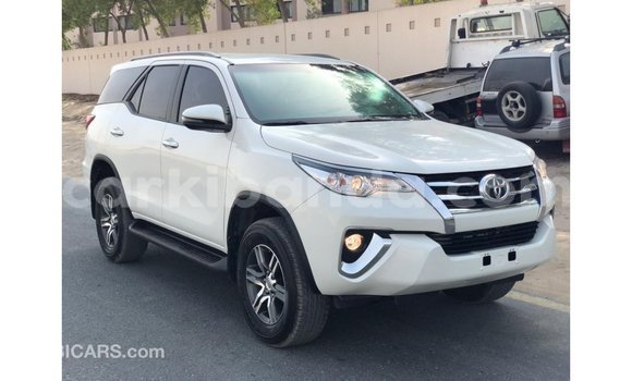 Acheter Import Voiture Toyota Fortuner Blanc à Import - Dubai, Ouganda Acheter Import Voiture Toyota Fortuner Blanc à Import - Dubai, Ouganda