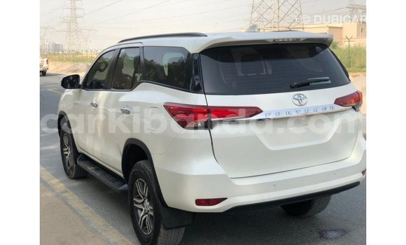 Acheter Import Voiture Toyota Fortuner Blanc à Import - Dubai, Ouganda Acheter Import Voiture Toyota Fortuner Blanc à Import - Dubai, Ouganda