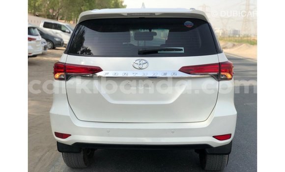 Acheter Import Voiture Toyota Fortuner Blanc à Import - Dubai, Ouganda Acheter Import Voiture Toyota Fortuner Blanc à Import - Dubai, Ouganda