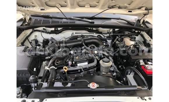 Acheter Import Voiture Toyota Fortuner Blanc à Import - Dubai, Ouganda Acheter Import Voiture Toyota Fortuner Blanc à Import - Dubai, Ouganda