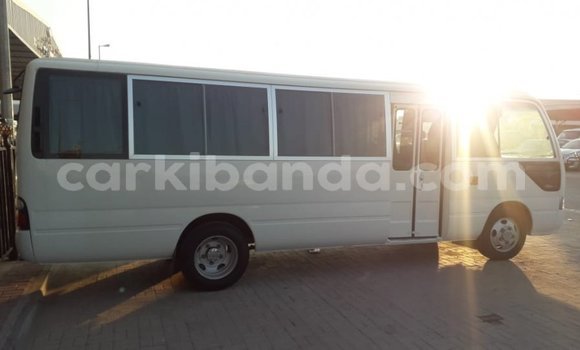 Acheter Import Voiture Toyota Coaster Blanc à Import - Dubai, Ouganda Acheter Import Voiture Toyota Coaster Blanc à Import - Dubai, Ouganda
