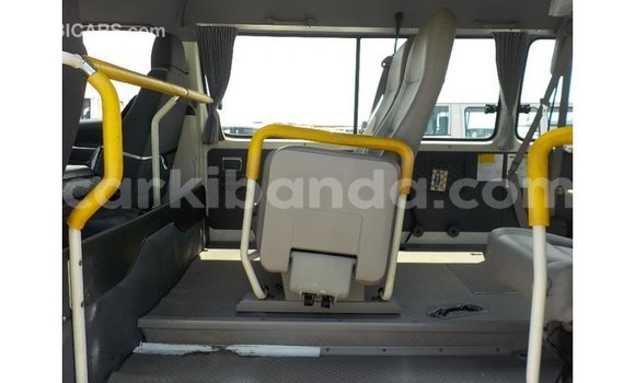 Acheter Import Voiture Toyota Hiace Blanc à Import - Dubai, Ouganda Acheter Import Voiture Toyota Hiace Blanc à Import - Dubai, Ouganda