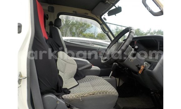 Acheter Import Voiture Toyota Hiace Blanc à Import - Dubai, Ouganda Acheter Import Voiture Toyota Hiace Blanc à Import - Dubai, Ouganda