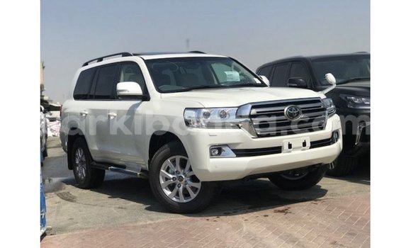 Nunua Imported Toyota Land Cruiser Nyeupe Gari ndani ya Import - Dubai nchini Uganda