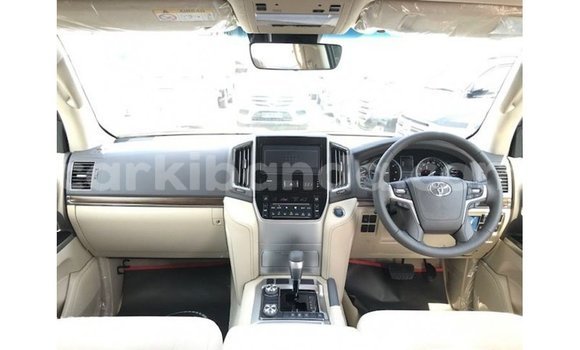 Nunua Imported Toyota Land Cruiser Nyeupe Gari ndani ya Import - Dubai nchini Uganda Nunua Imported Toyota Land Cruiser Nyeupe Gari ndani ya Import - Dubai nchini Uganda