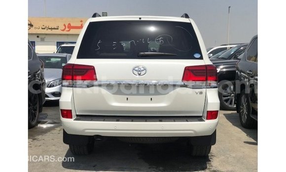 Nunua Imported Toyota Land Cruiser Nyeupe Gari ndani ya Import - Dubai nchini Uganda Nunua Imported Toyota Land Cruiser Nyeupe Gari ndani ya Import - Dubai nchini Uganda