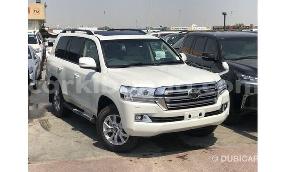 Nunua Imported Toyota Land Cruiser Nyeupe Gari ndani ya Import - Dubai nchini Uganda Nunua Imported Toyota Land Cruiser Nyeupe Gari ndani ya Import - Dubai nchini Uganda