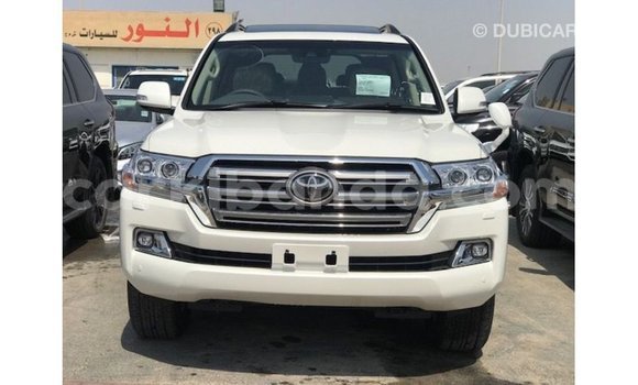 Nunua Imported Toyota Land Cruiser Nyeupe Gari ndani ya Import - Dubai nchini Uganda Nunua Imported Toyota Land Cruiser Nyeupe Gari ndani ya Import - Dubai nchini Uganda