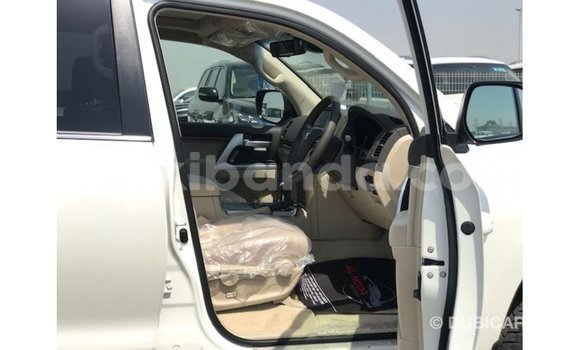 Nunua Imported Toyota Land Cruiser Nyeupe Gari ndani ya Import - Dubai nchini Uganda Nunua Imported Toyota Land Cruiser Nyeupe Gari ndani ya Import - Dubai nchini Uganda