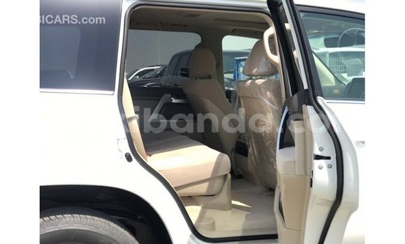 Nunua Imported Toyota Land Cruiser Nyeupe Gari ndani ya Import - Dubai nchini Uganda Nunua Imported Toyota Land Cruiser Nyeupe Gari ndani ya Import - Dubai nchini Uganda