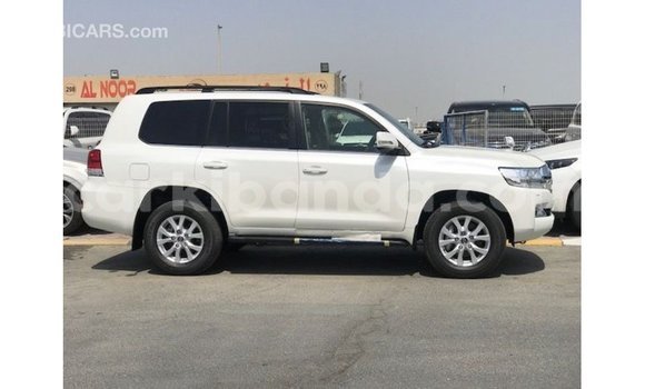 Nunua Imported Toyota Land Cruiser Nyeupe Gari ndani ya Import - Dubai nchini Uganda Nunua Imported Toyota Land Cruiser Nyeupe Gari ndani ya Import - Dubai nchini Uganda