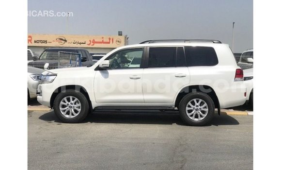 Nunua Imported Toyota Land Cruiser Nyeupe Gari ndani ya Import - Dubai nchini Uganda Nunua Imported Toyota Land Cruiser Nyeupe Gari ndani ya Import - Dubai nchini Uganda