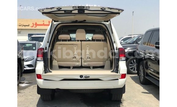Nunua Imported Toyota Land Cruiser Nyeupe Gari ndani ya Import - Dubai nchini Uganda Nunua Imported Toyota Land Cruiser Nyeupe Gari ndani ya Import - Dubai nchini Uganda