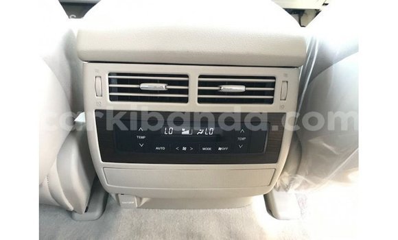 Nunua Imported Toyota Land Cruiser Nyeupe Gari ndani ya Import - Dubai nchini Uganda Nunua Imported Toyota Land Cruiser Nyeupe Gari ndani ya Import - Dubai nchini Uganda